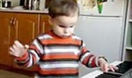 Ngạc nhiên với khả năng chơi nhạc tài tình của cậu bé mù