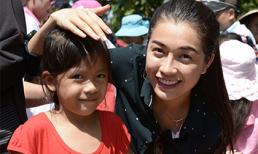 Lệ Hằng giản dị làm từ thiện trước ngày đi thi quốc tế