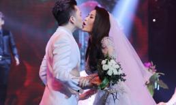 Nam Cường 'hôn trộm' Quế Vân trên sân khấu 