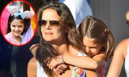 Suri đeo bờm xinh xắn đi chơi Disneyland cùng mẹ