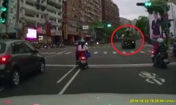 Xe điên đi lùi qua ngã tư