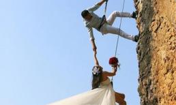 Chụp ảnh cưới giữa vách núi cao 20m