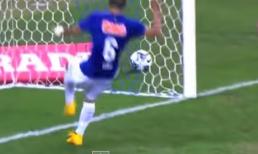 Pha phá bóng loằng ngoằng nhất của hậu vệ trong lịch sử bóng đá