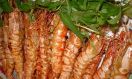 Nguy hiểm khi ăn tôm không đúng cách