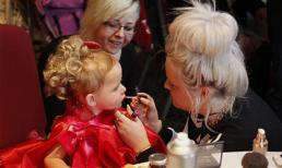 Bé 19 tháng tuổi tham gia các cuộc thi sắc đẹp ở Anh