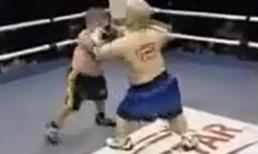 Khi người lùn lên võ đài đấm bốc