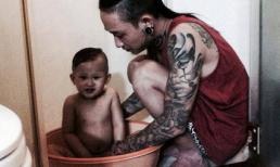 Ảnh ông bố xăm trổ chăm con khiến dân mạng xúc động
