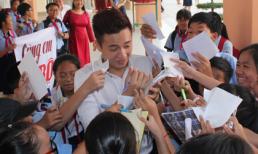 Ngô Kiến Huy 'ngộp thở' giữa vòng vây của fan nhí