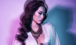 Quỳnh Thy diện váy xẻ cao khoe chân dài miên man