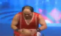 Trổ tài lột dừa bằng răng chỉ 60 giây