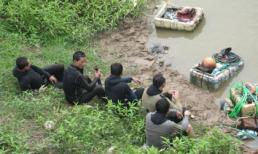 Một phụ nữ mang thai lao xe máy xuống sông tự tử