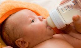Lỗi 'cấm kỵ' khi pha sữa cho con