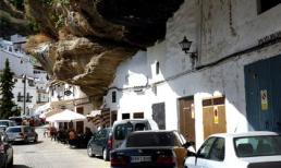 Thị trấn nằm dưới những khối đá khổng lồ