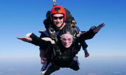 'Bái phục' cụ bà nhảy dù mừng sinh nhật tuổi 84