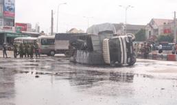 Xe tải lật, hàng ngàn lit axít đổ tràn ra đường bốc khói ngùn ngụt