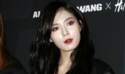 HyunA 'nhát ma' với mặt trang điểm đáng sợ