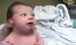 Ngạc nhiên bé mới ra đời đã biết đùa
