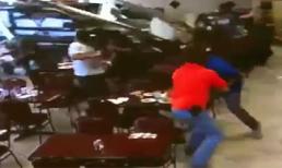 Xe điên 'ủi' vào quán ăn khiến nhiều người bị thương