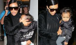 Mẹ con Kim 'siêu vòng ba' diện 'cây' đen sành điệu ở sân bay