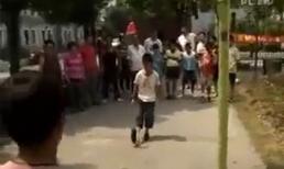 Tuyệt đỉnh tâng giày của cậu bé