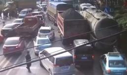 Băng qua đường, cụ già gây tai nạn liên hoàn