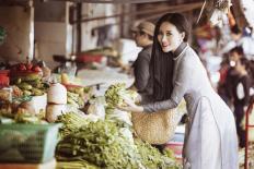 Hoa hậu Huỳnh Thúy Anh đẹp cổ điển với áo dài trước chợ Bến Thành