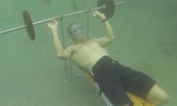 Kỷ lục thế giới: Nâng tạ 50kg 36 lần liên tiếp... dưới đáy biển