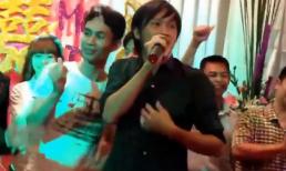 Hoài Linh hát 'mộc' cực hay ở đám cưới