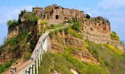 Ghé thăm ngôi làng cổ nằm cheo leo trên vách đá