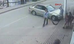 Một cô gái và hai học sinh chết hụt trước bánh xe tử thần