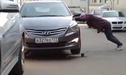 Đỗ xe bằng ván trượt cực bá đạo
