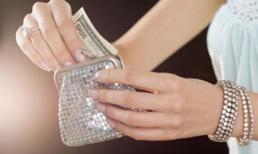 'Sao lại dốc hết tiền cho nhà chồng?'