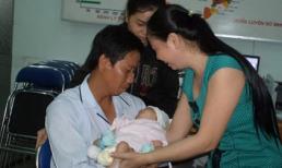 Phút gặp gỡ của cha con bé trai văng ra khỏi bụng mẹ