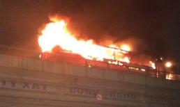 Hà Nội: Ô tô chở 43 học sinh bốc cháy dữ dội