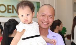 Chồng Vũ Thu Phương giúp vợ trông con