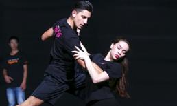 Hà Hồ 'tình tứ' với trai Tây trên sàn tập