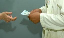 Bị làng phạt hơn 50 triệu đồng vì 'tội'... ngoại tình