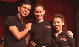 Bố mẹ 'tháp tùng' Hà Hồ đến buổi tập luyện