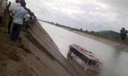 Xe bus lao xuống sông, hơn 30 người mất tích