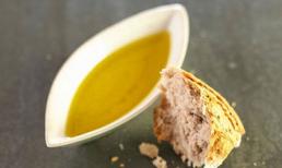 Ăn bánh mì nhúng dầu ô liu giảm nguy cơ bệnh tim