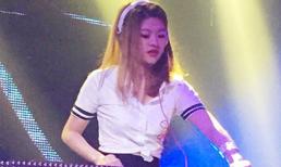 DJ 9X mặc đồng phục nữ sinh chơi nhạc trong quán bar