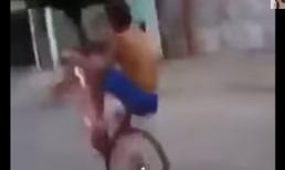 Cười 'thắt ruột' với màn bốc đầu trên 'siêu xe' long bánh trước