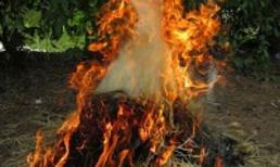 Cha chất rơm đốt con vì 'dám' lấy mì tôm của bà nội