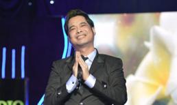 Ngọc Sơn chắp tay chào khán giả trước khi rời sân khấu