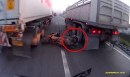 Vượt ẩu, tài xế điều khiển mô tô thoát chết trong gang tấc
