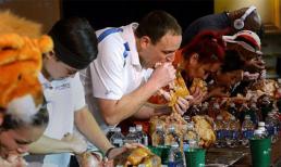 Kỷ lục: Ăn hết 4kg thịt gà trong 10 phút