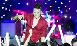 Cao Thái Sơn bị fan cuồng áp sát sân khấu 'cởi áo'