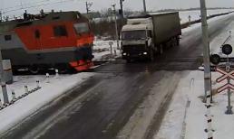 Kinh hoàng tai nạn giữa xe tải mất lái và tàu hỏa