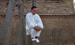 Treo cổ lên cây để... luyện kungfu