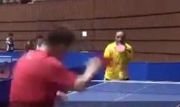 Mất 2 tay vẫn chơi bóng bàn đỉnh bằng miệng